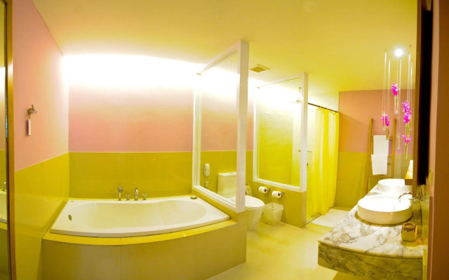 Iyara Beach Hotel & Plaza