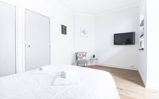 Luxury Apartment in Paris-Champs Elysées