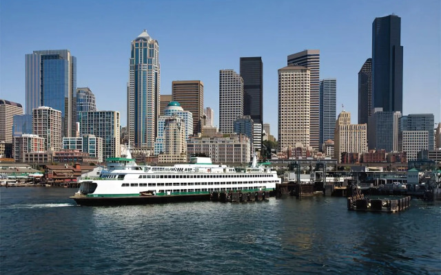 Phinneywood Bungalow - Two Bedroom Home with Fireplace