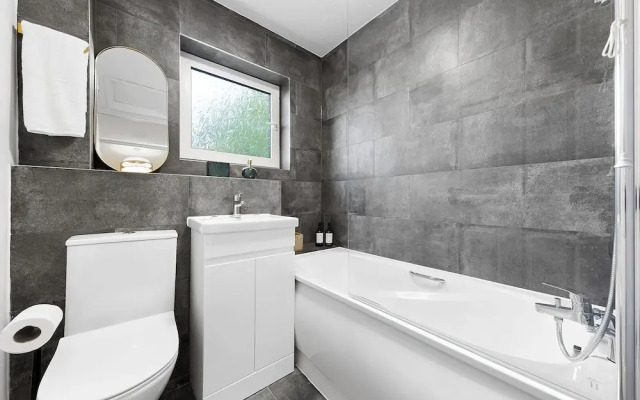 2BR Flat, Free Parking, Close to Airport & Centre