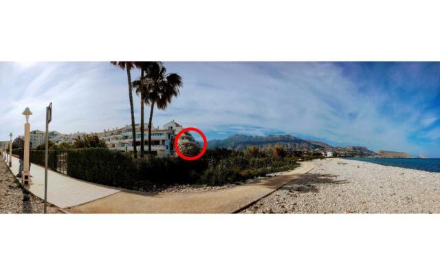 Beachfront Apt! AC - Pool - Parking