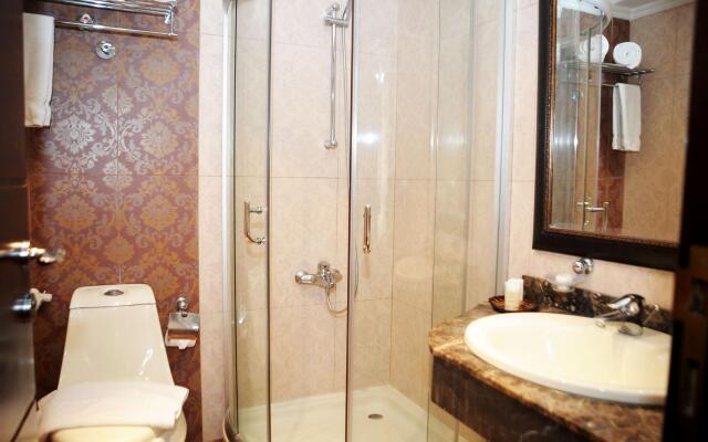 Queen's Suite Hotel