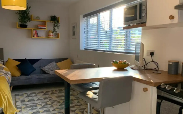 The Beehive - Self Contained Studio by The Sea