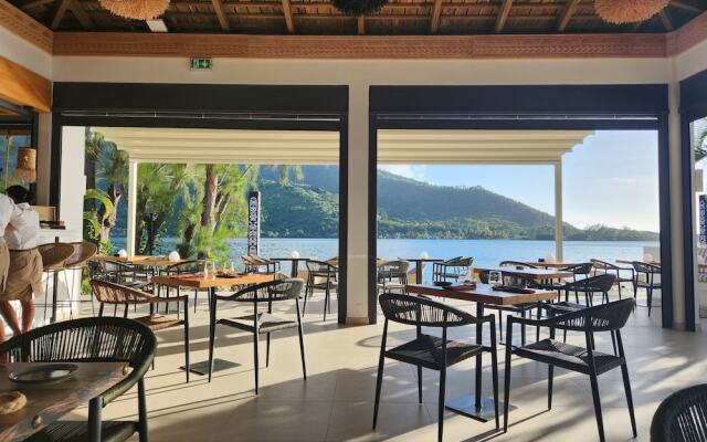 Cook's Bay Hotel and Suites