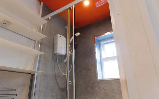 Wolverhampton - 4 Bed House - Free Parking