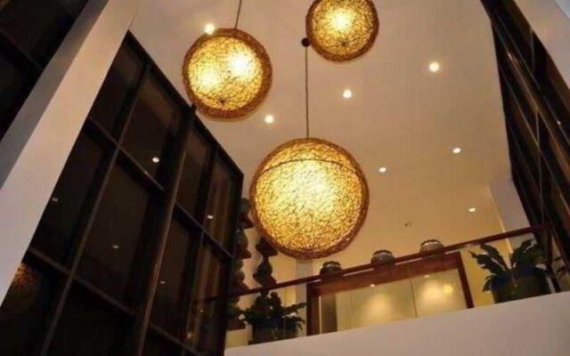 R Suites & Cafe