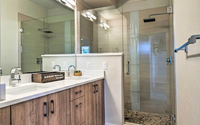 Luxe Denver Townhome: Hot Tub + City Views!