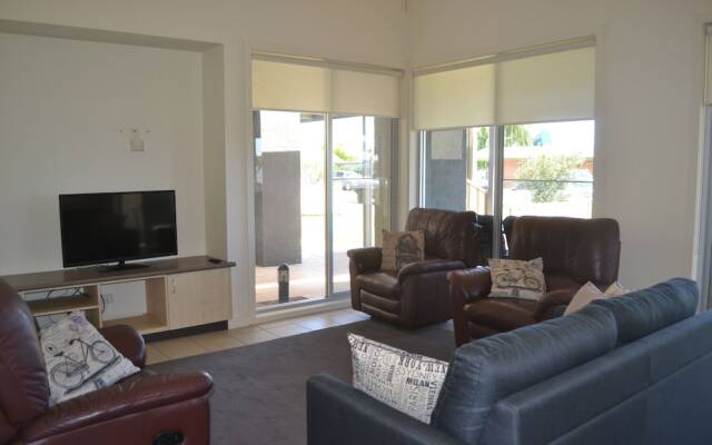 Grange Water View Yarrawonga