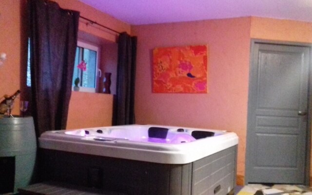 Apartment With one Bedroom and spa in Gézier-et-fontenelay, With Wonde