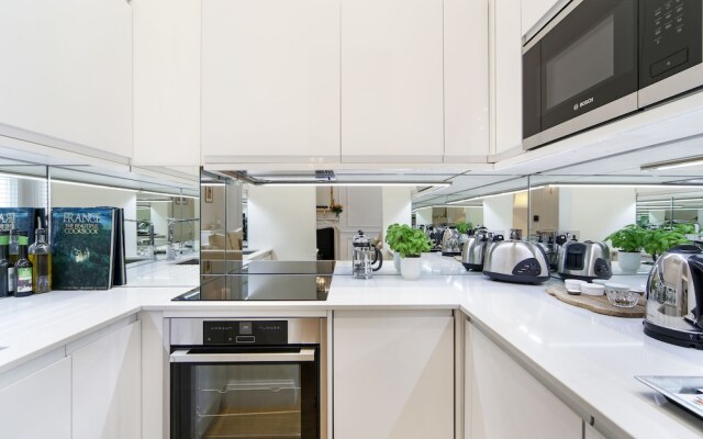 Luxurious 1BR Period Property in Kensington