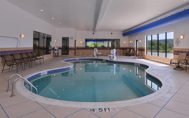 Holiday Inn Express and Suites Fairmont by IHG