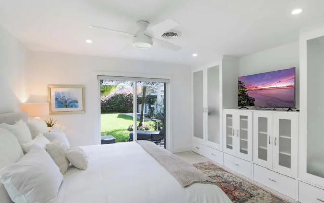 La Casa Blanca Minutes From the Beach!