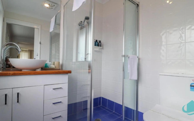 Splendour Hideaway - Luxury pool at Caves Beach