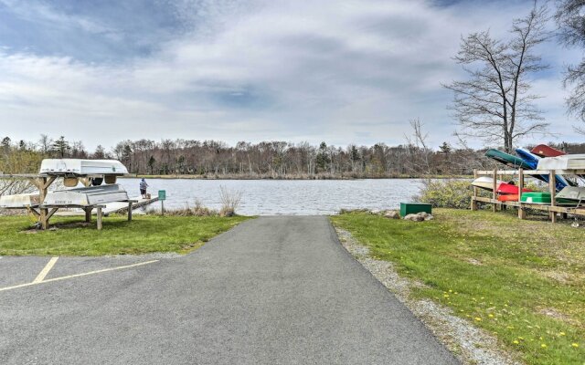 Tobyhanna Cabin w/ Deck, Community Pool & Golf!