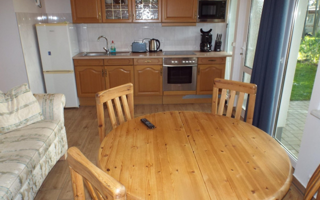 Moderner Bungalow im Ferienpark mit Seezugang