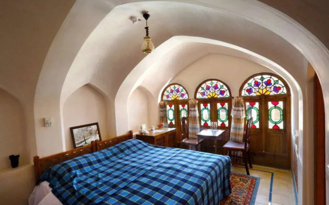 Mahinestan Raheb Hotel