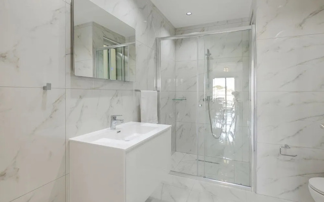 Modern Apartment Steps to St George's Bay