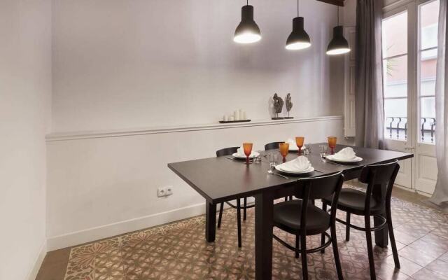 Welcoming 2 Bed With Balcony In Gracia