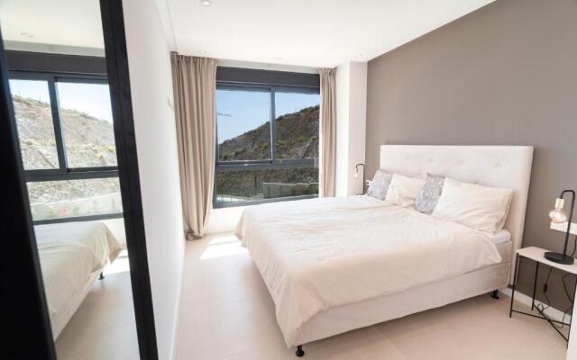 Stunning modern 4 bedroom apartment by the beach