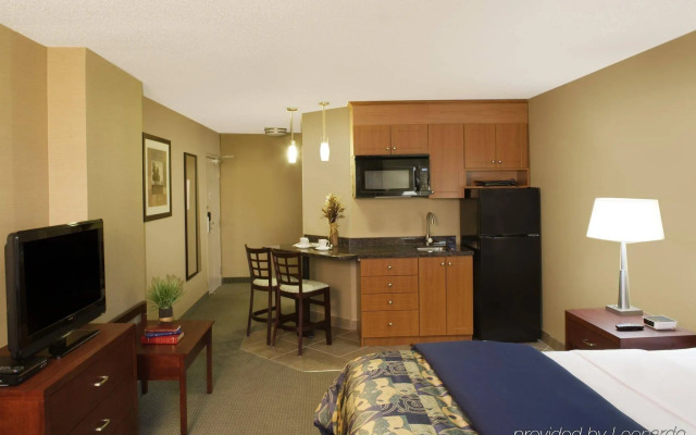 Travelodge by Wyndham Oshawa Whitby