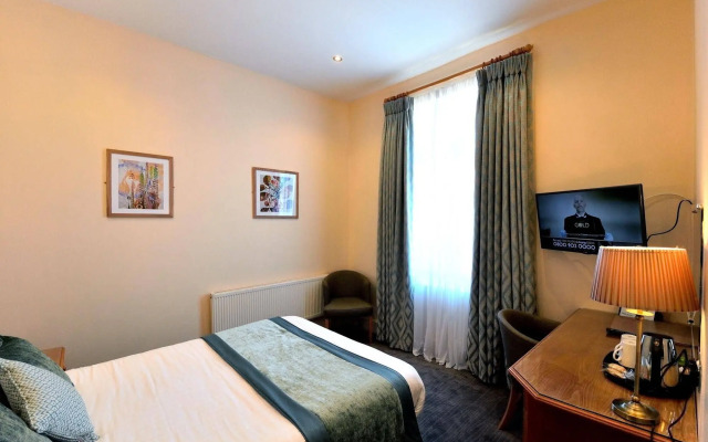 Queens Court Hotel