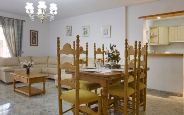 Villa - 8 Bedrooms with Pool and WiFi - 106415