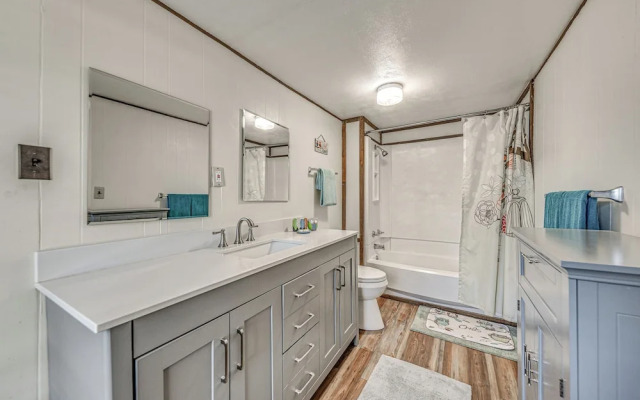 Walk to Downtown Ruidoso: Cozy Wooded Retreat