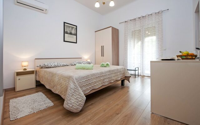 Apartments & Rooms Chiara