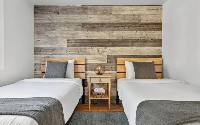 426 Hotel du Lac