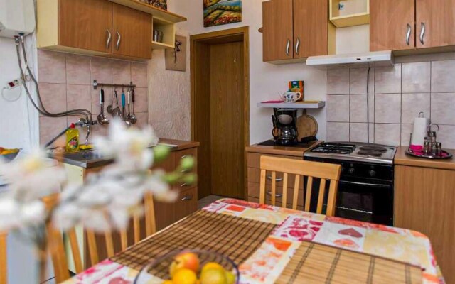 Stunning Apartment in Grebactica With Wifi and 2 Bedrooms