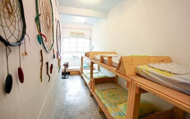 Wave Elephant Backpacker Hostel