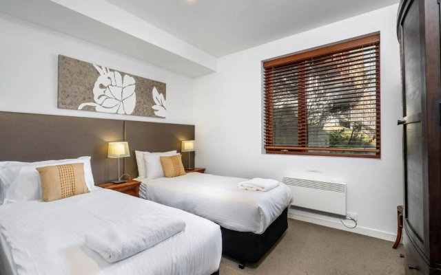 Elevation 3 bedroom with gas fire and spectacular views – Guest Rooms – Thredbo