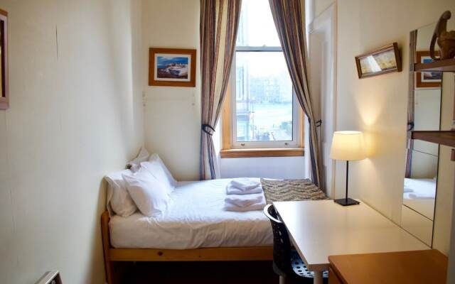 Traditional 3 Bedroom Apartment in Bruntsfield