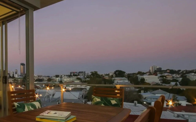 Luxury 1 Bedroom Top Floor Apartment With Balcony