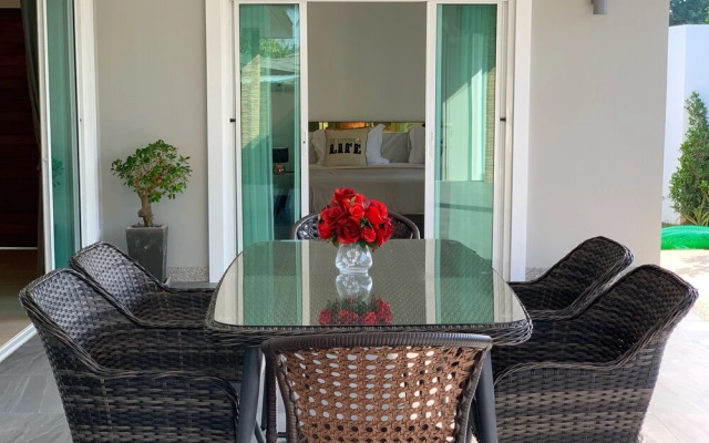 Private Villa with Pool near Laguna