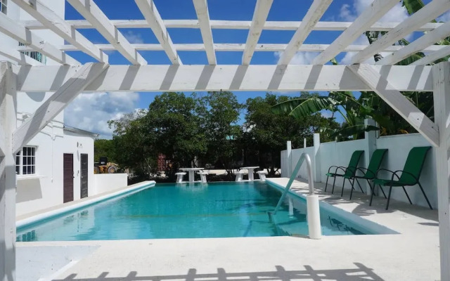 Poolside Seaview Studio With Infinity Pool & Overwater Deck Near Airport, 1st FL