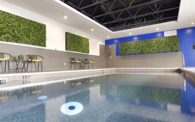 Holiday Inn Express & Suites Vaudreuil, an IHG Hotel