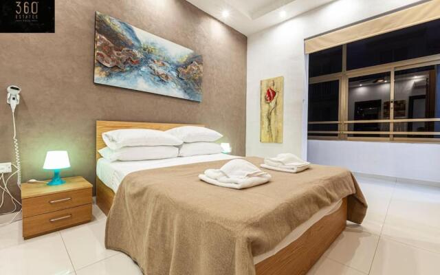 Seafront 4BR APT with mesmerising Balcony & VIEWS by 360 Estates