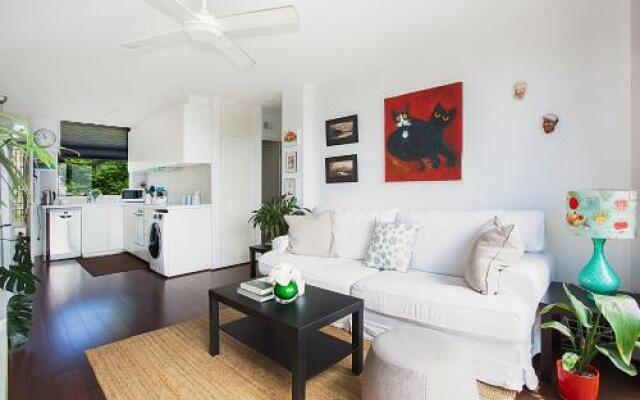 Treetop Retreat Five Minute Stroll To The Beach