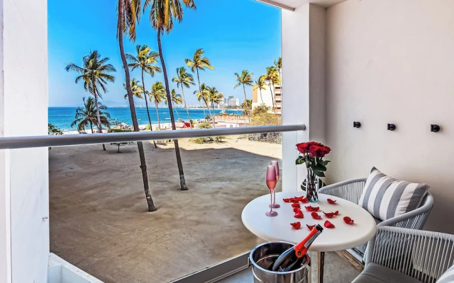 Stunning Beachfront Condo - Sea Views