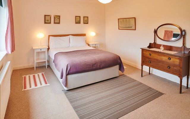 Host Stay Penrheol Farmhouse