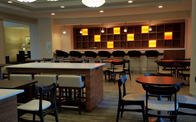 Holiday Inn Irving Las Colinas by IHG