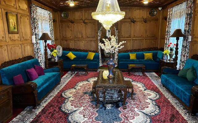 Luxury Scotland Group Of Houseboats