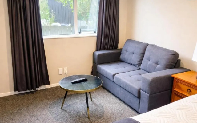 Stylish Tawa Retreat – Guest Rooms – Tawa
