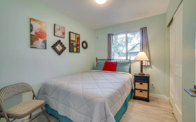 Bellevue Abode: Balcony, 13 Mi to Downtown Seattle