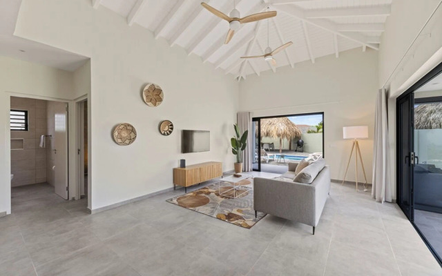 Villa Paradise with pool at mambo beach