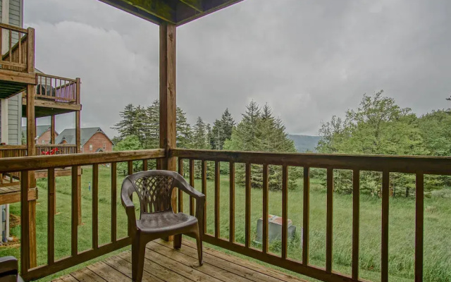 Powderidge 60: Slope Side, Fireplace, Spacious Deck
