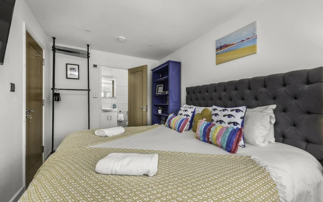 Sunset Townhouse With Free Parking