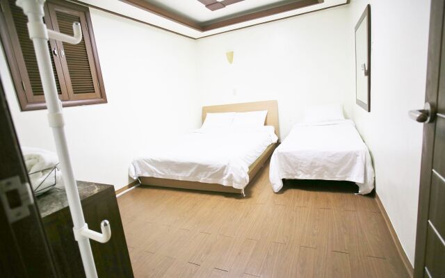 Sinchon Sisters - Hostel