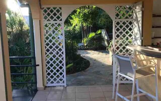 Bungalow With one Bedroom in Le Gosier, With Wonderful sea View, Furni